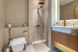 Een douche, een haardroger, een bidet, handdoeken