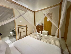 Deluxe Single Room (No View) | Een bureau, een laptopwerkplek, verduisterende gordijnen