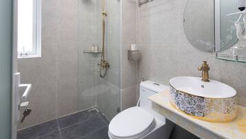 Ducha, artículos de tocador gratuitos, secador de pelo, toallas