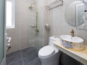 Standard Double Room, City View | Bathroom | Shower, free toiletries, hair dryer, towels