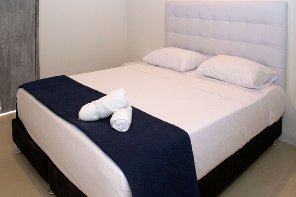 3 عدّة غرف نوم وخزنة داخل الغرفة وواي فاي مجانًا وملاءات أسرّة