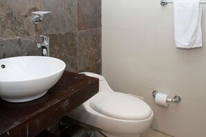 Chuveiro, toalhas de banho, sabonete, shampoo