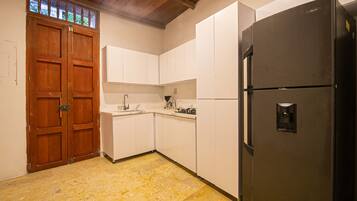 Refrigerador, parrilla de estufa y cafetera y tetera