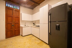 Frigorífico, placa de cocina, cafetera o tetera y utensilios de cocina