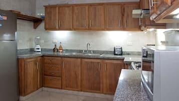 Refrigerador, cafetera y tetera y utensilios de cocina