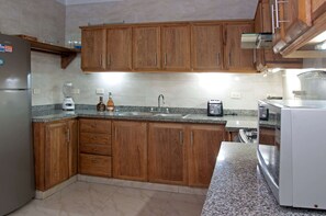 Frigorífico, microondas, placa de cocina y cafetera o tetera