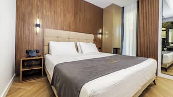 高級寢具、羽絨被、Tempur-Pedic 床墊、客房內保險箱