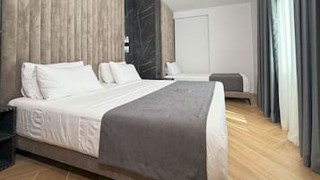 Deluxe Triple Room, Balcony | Peralatan tempat tidur premium, gebar bulu kapas, katil Tempur-Pedic