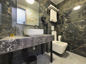 デラックス トリプルルーム バルコニー | バスルーム | シャワー、バスアメニティ (無料)、ヘアドライヤー、スリッパ