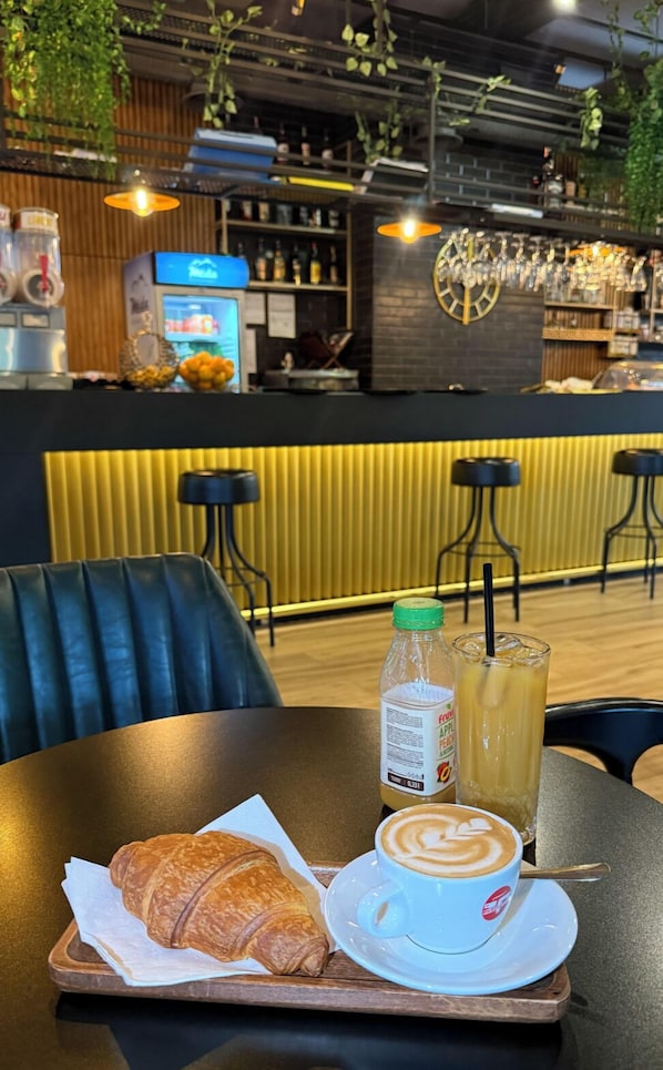 Daily continental breakfast (EUR 5 per person)
