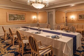 A conference room with a long table, chairs, and a chandelier. - Takanawa Hanakohro, a Member of Small Luxury Hotels of the World (Tokyo)
