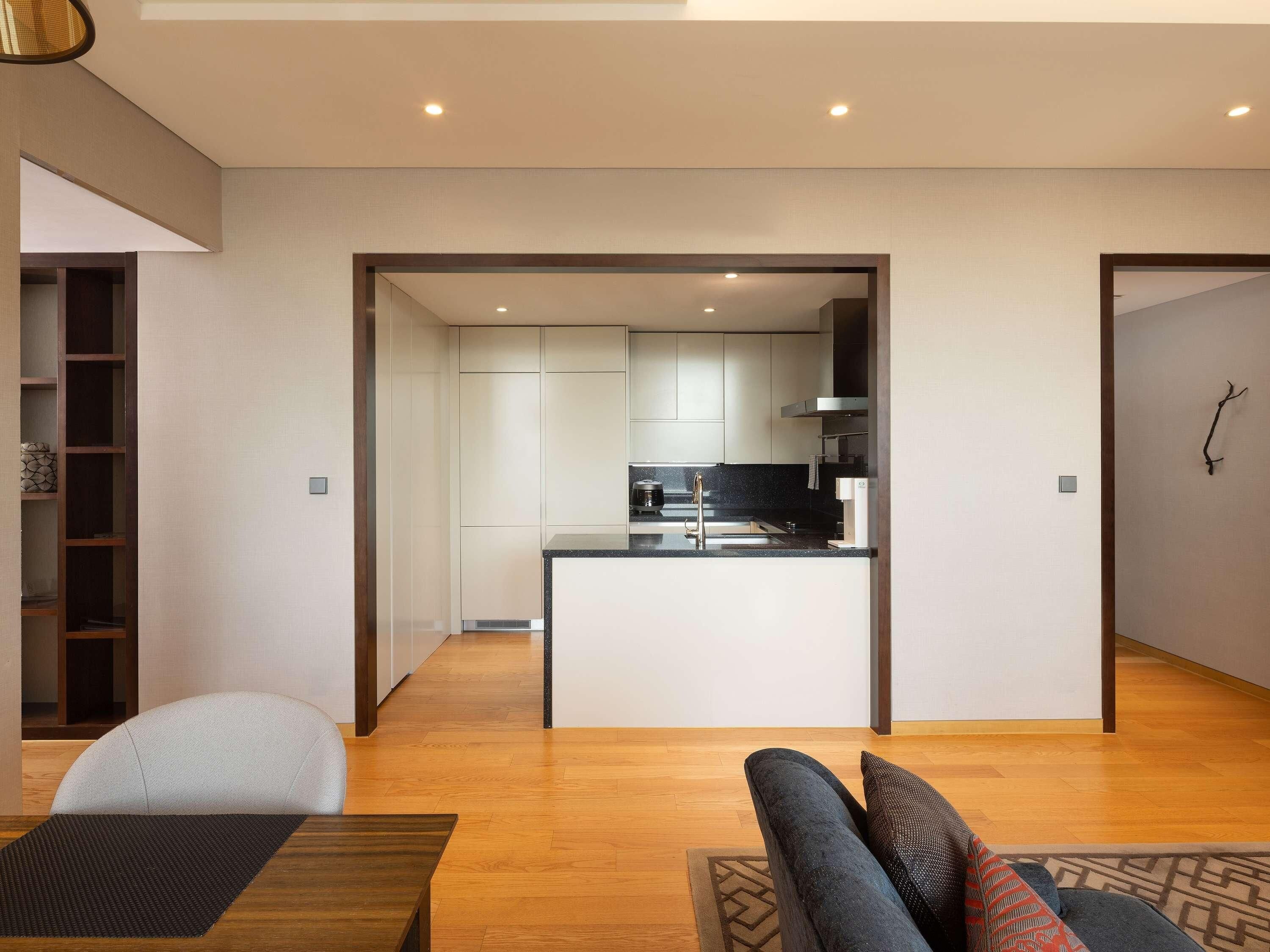 Un intérieur moderne comprenant une cuisine, un coin repas et un salon.