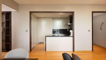 Un intérieur moderne comprenant une cuisine, un coin repas et un salon.