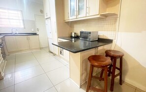 Four Ă micro-ondes, un four, surface de cuisson, lave-vaisselle