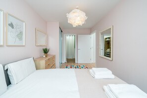 2 bedrooms, desk, iron/ironing board, internet