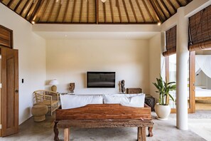 Villa Deluxe, patio, vista a la alberca | Área de sala de estar | Televisión de pantalla plana de 42 pulgadas con canales por cable