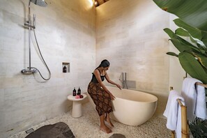 Deluxe Villa, Patio, Pool View | Bathroom