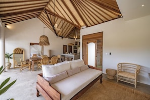 Villa Deluxe, patio, vista a la alberca | Área de sala de estar | Televisión de pantalla plana de 42 pulgadas con canales por cable