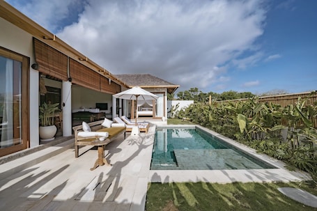 Una piscina al aire libre. Casa Nyang Uluwatu