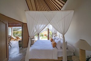 Vila luxo, varanda, vista para a piscina | Roupas de cama de algodão egípcio, roupas de cama premium