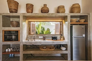 Villa Deluxe, patio, vista a la alberca | Cocina privada | Refrigerador, horno, parrilla de estufa y utensilios de cocina