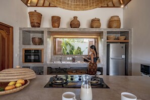 デラックス ヴィラ パティオ プールビュー | 専用キッチン | 冷蔵庫、オーブン、コンロ、調理器具と食器