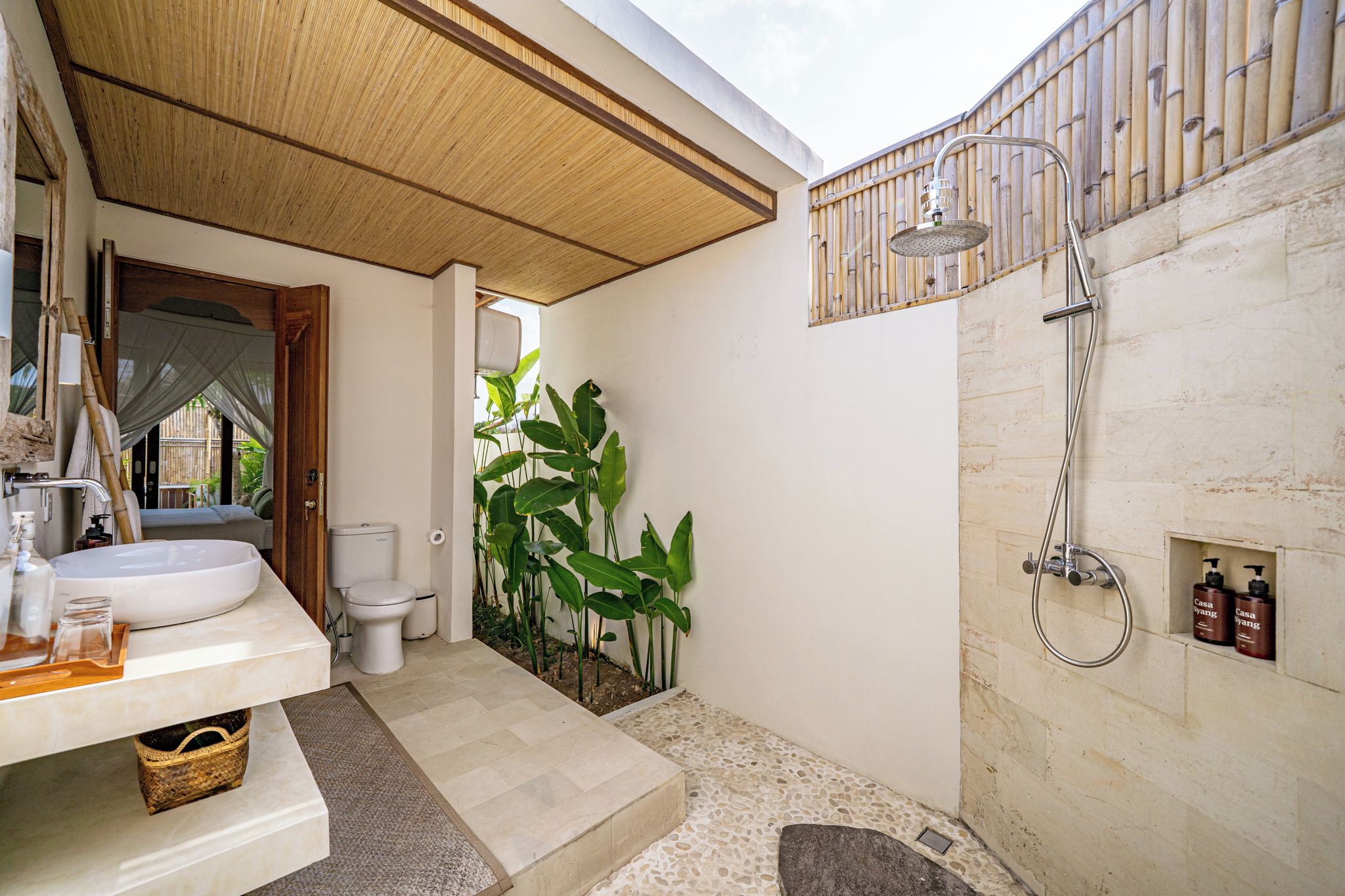 Un baño moderno con un lavamanos grande, inodoro y zona de ducha.