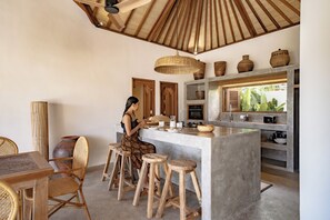 Vila luxo, varanda, vista para a piscina | Sala de jantar