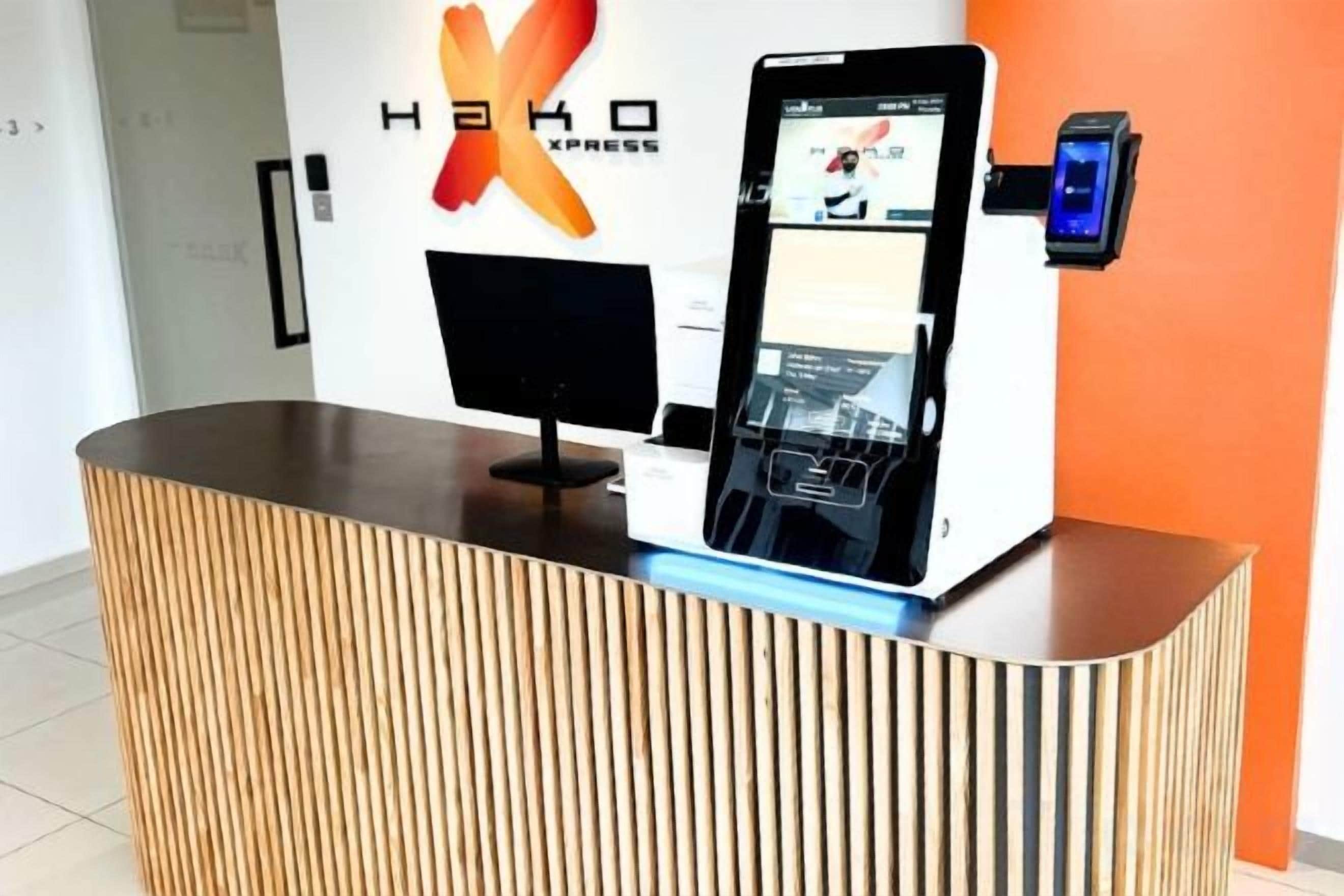 Ein Empfangsschalter mit einer Smartphone-Station, einem Bildschirm und einer wandmontierten Vorrichtung.