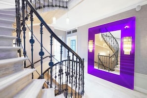 Cribs/infant beds
