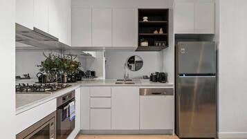 ثلاجة، ميكروويف، فرن، موقد طهي مسطح