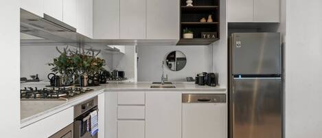 Refrigerador, microondas, horno, placa de cocina