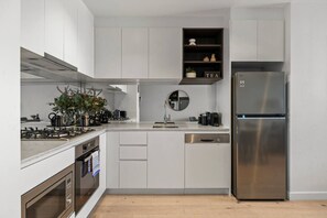 ثلاجة، ميكروويف، فرن، موقد طهي مسطح