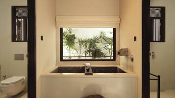 Deep soaking bathtub