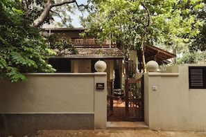 Olu Bungalow with Private Pool | Sábanas de algodón egipcio y ropa de cama de alta calidad