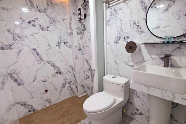 Bathroom - Grand Inn Hotel (Semporna)