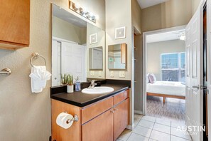 Hårtork, handdukar och schampo