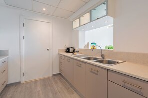 Deluxe Apartment, Marina View | Private kitchen