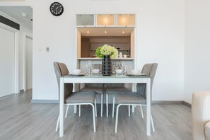 Deluxe Apartment, Marina View | In-room dining - Marina Quays Residences - Dubai Marina (Dubai)