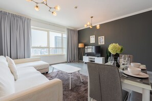 Deluxe Apartment, Marina View | Living area