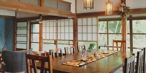 Khu vực ăn uống tại phòng