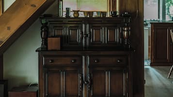 Brankas, tirai kedap cahaya, setrika/meja setrika, dan Wi-Fi gratis