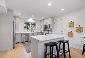 Réfrigérateur, four à micro-ondes, un four, surface de cuisson