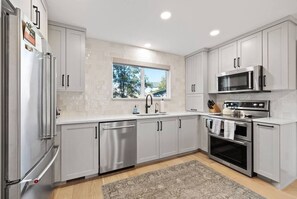 Een koelkast, een microgolfoven, een oven, een kookplaat