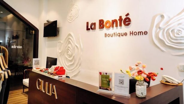 Egy „GULIA” felirattal ellátott recepciós pult és egy „La Bonté Boutique Home” tábla.