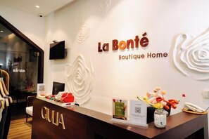 Una recepción con el nombre "GULIA" y un letrero que dice "La Bonté Boutique Home".