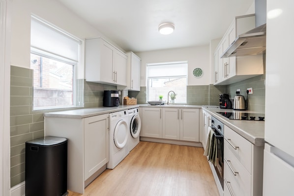 Fridge, microwave, oven, stovetop - Franks house. 3 Bedroom house, sleeps 5. Just refurbished. Long stays welcome (Bootle)