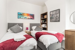 3 bedrooms, iron/ironing board, free WiFi, bed sheets - Franks house. 3 Bedroom house, sleeps 5. Just refurbished. Long stays welcome (Bootle)