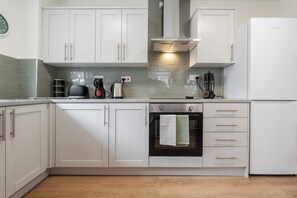 Fridge, microwave, oven, stovetop - Franks house. 3 Bedroom house, sleeps 5. Just refurbished. Long stays welcome (Bootle)