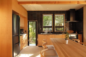 Älytelevisio, videopelikonsoli, Netflix, leluja